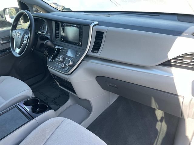 Used 2020 Toyota Sienna LE w/ Carpet Mat Package image 34