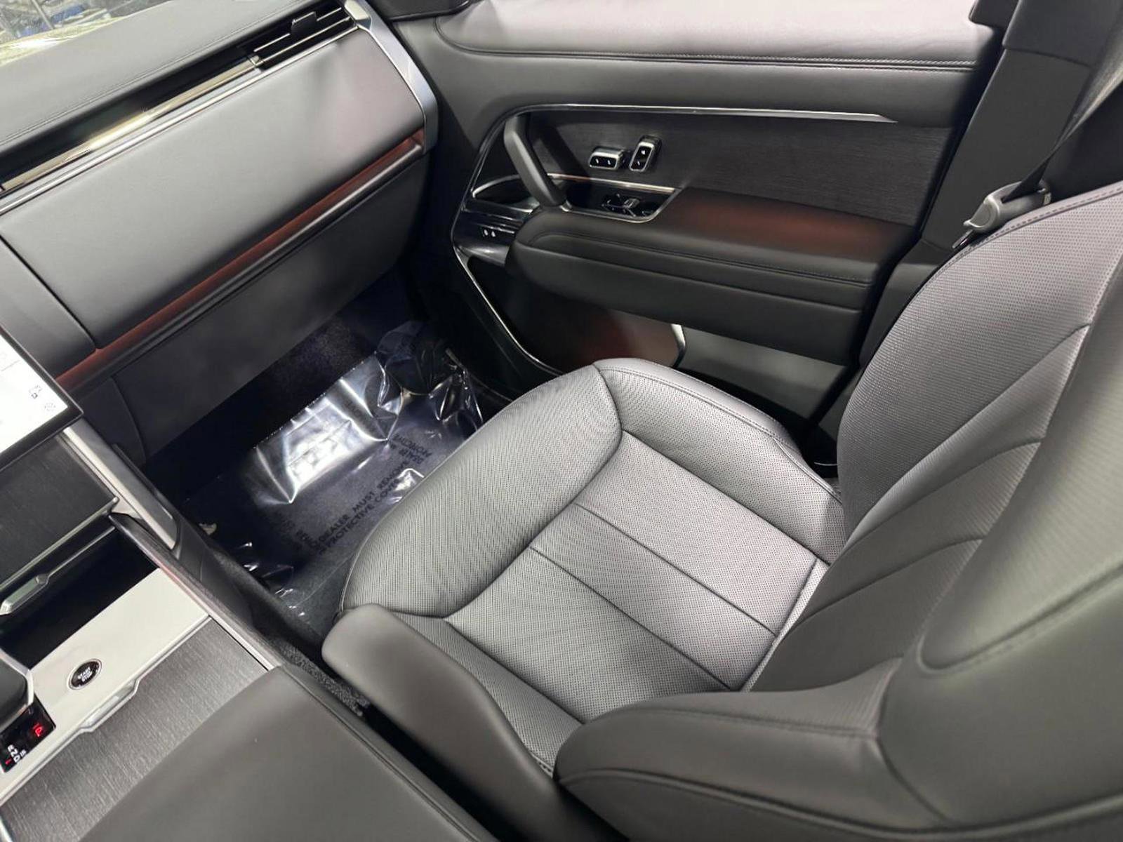 Used 2025 Land Rover Range Rover SE image 15