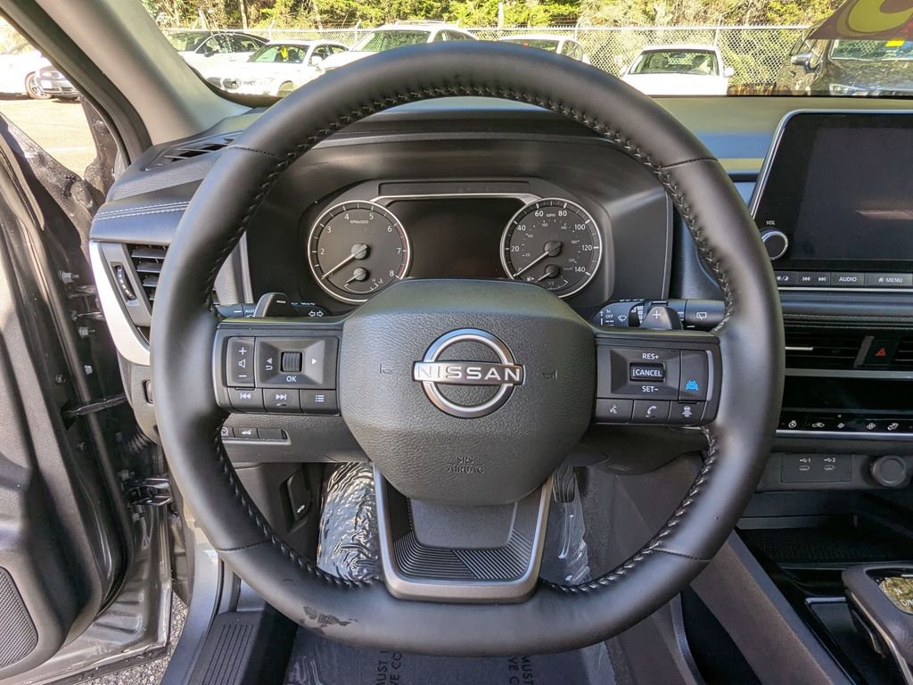 Used 2025 Nissan Rogue SV w/ SV Premium Package image 15