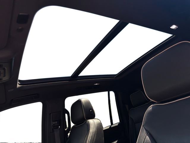 Used 2021 Chevrolet Suburban Premier w/ Premium Package RWD image 23