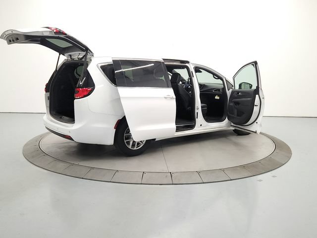 Used 2025 Chrysler Pacifica Select FWD image 16