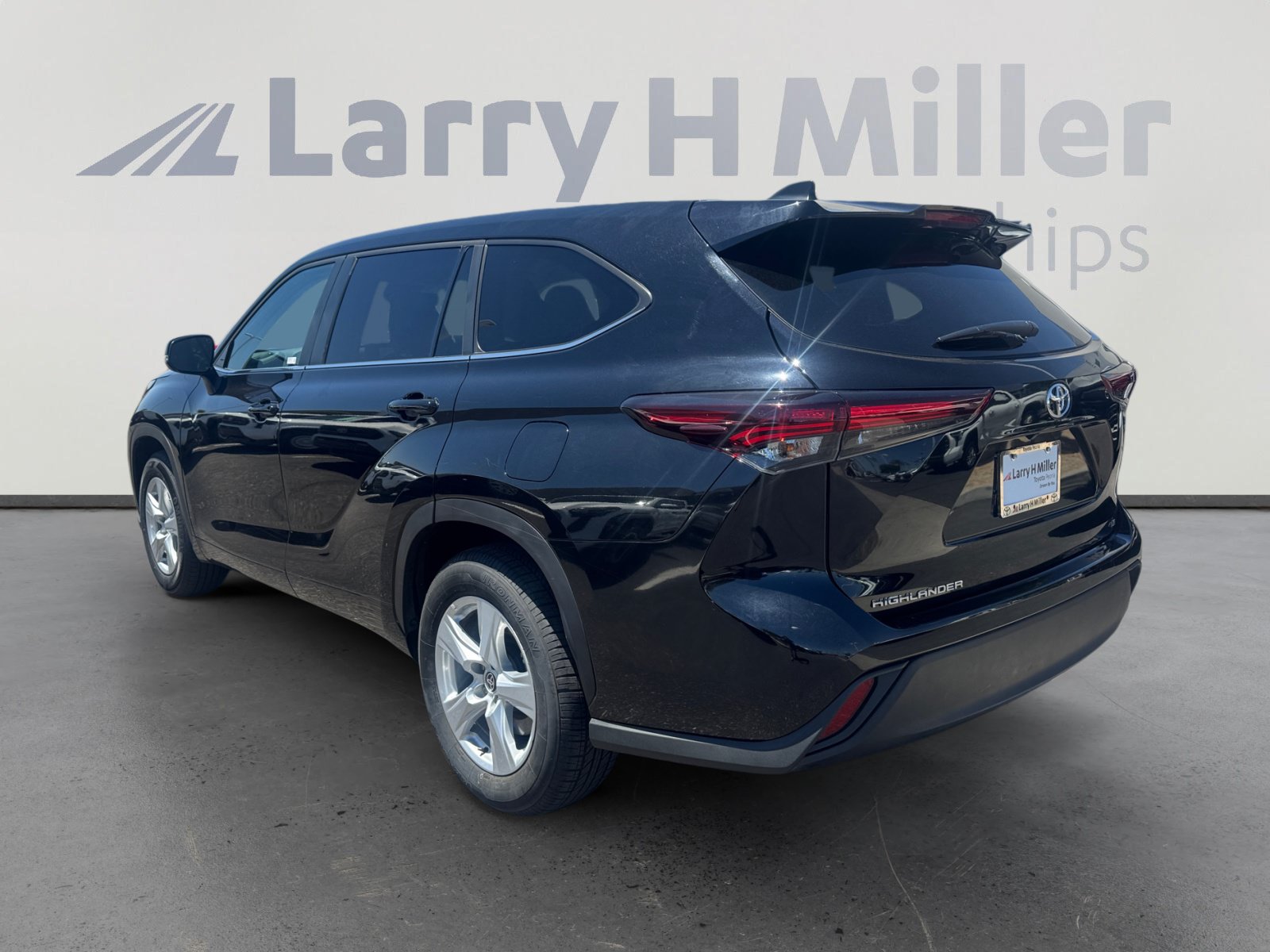 Used 2025 Toyota Highlander LE FWD image 3