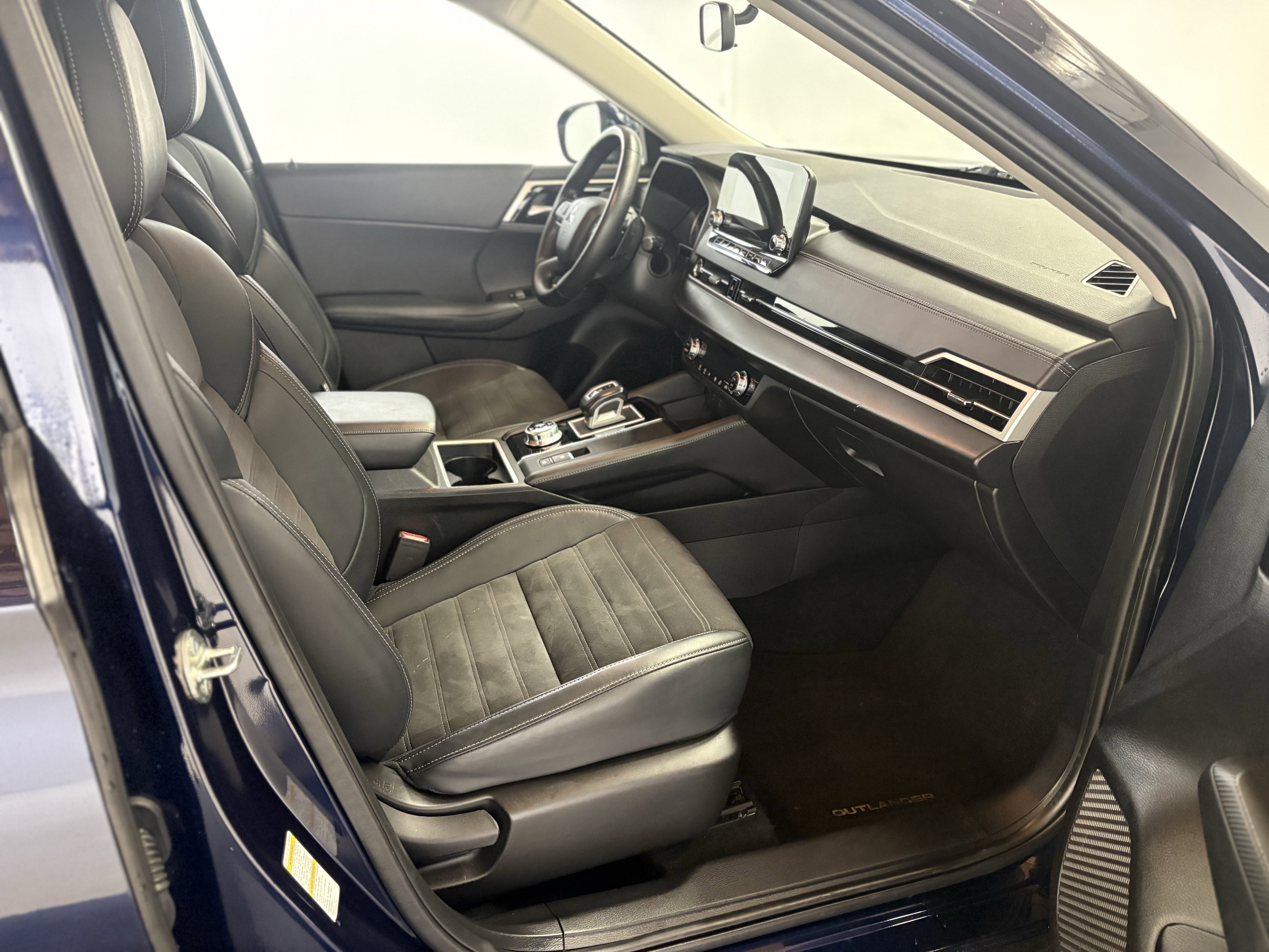 Used 2024 Mitsubishi Outlander SE Black Edition image 48