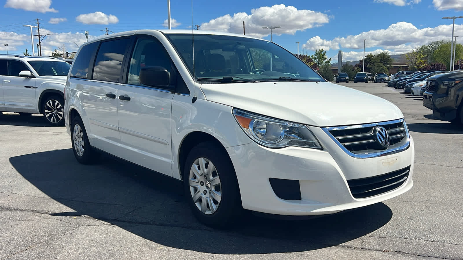 Used 2011 Volkswagen Routan S image 3