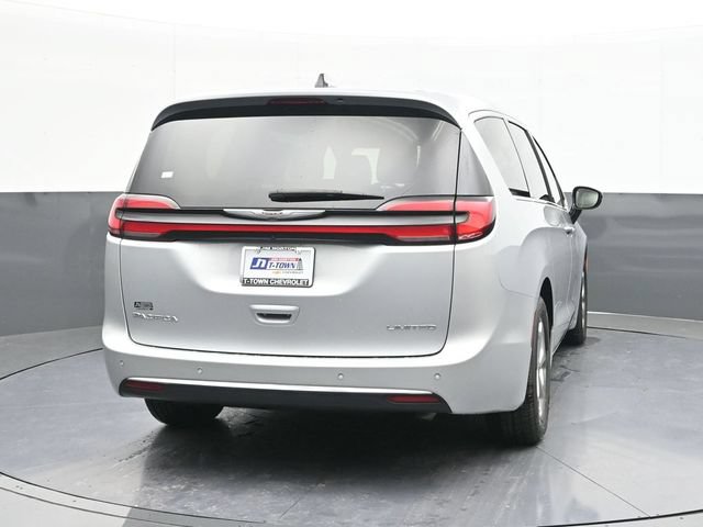Used 2024 Chrysler Pacifica Limited FWD image 12
