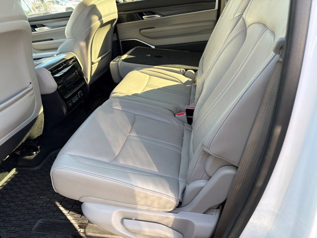 Used 2024 Jeep Wagoneer L Series II w/ Flexible Seating Group RWD image 10