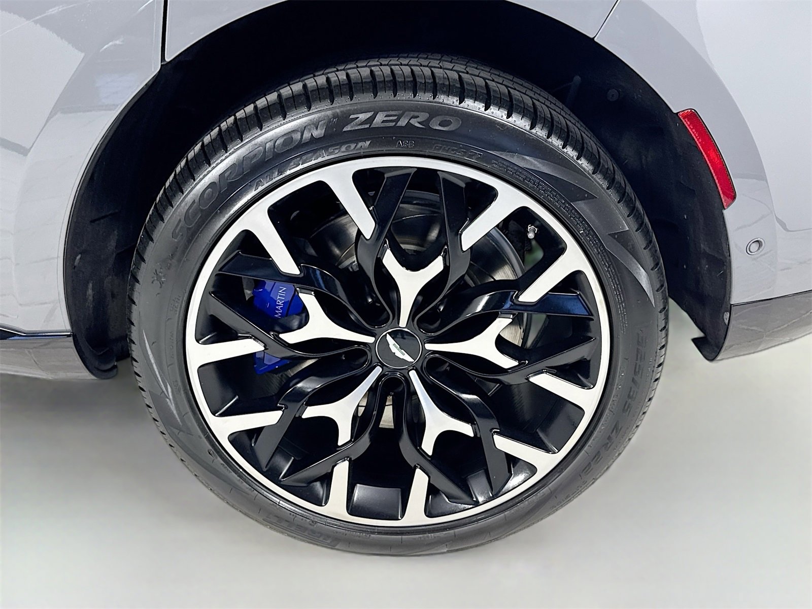 Used 2021 Aston Martin DBX image 9