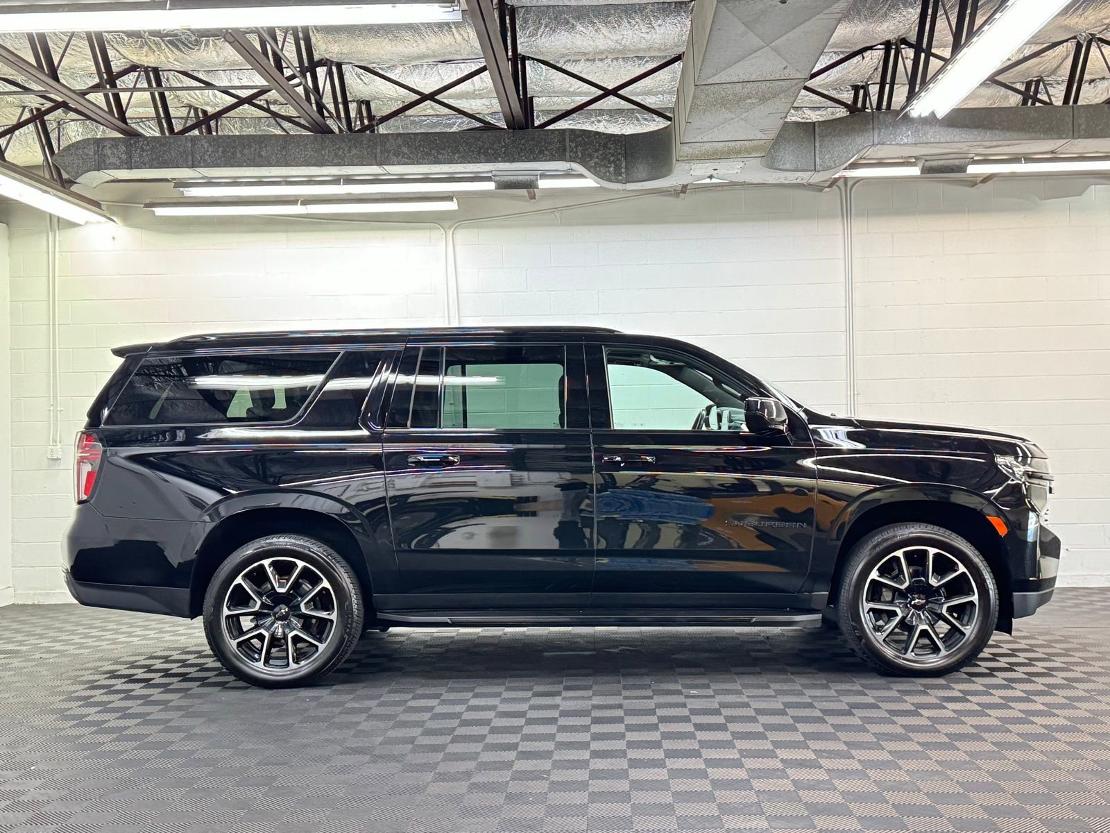 Used 2023 Chevrolet Suburban RST image 4