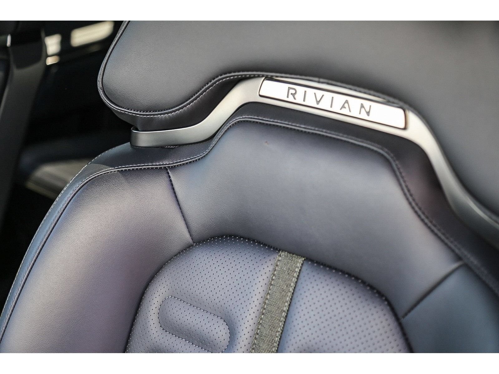 Used 2025 Rivian R1S Adventure AWD/4WD image 23