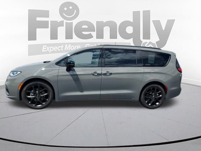 Used 2025 Chrysler Pacifica Limited FWD image 2