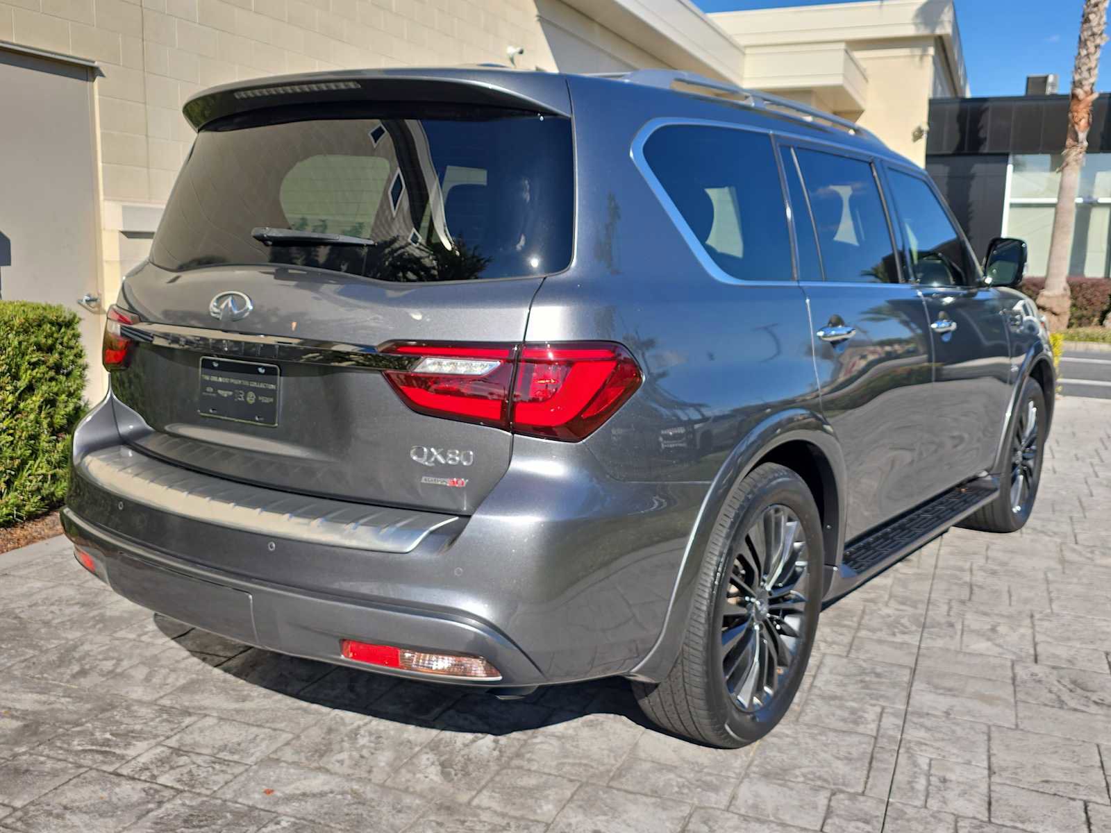 Used 2020 INFINITI QX80 Luxe w/ Edition 30 Package image 3