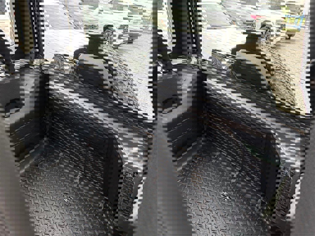 Used 2018 Jeep Wrangler Unlimited Sahara image 34