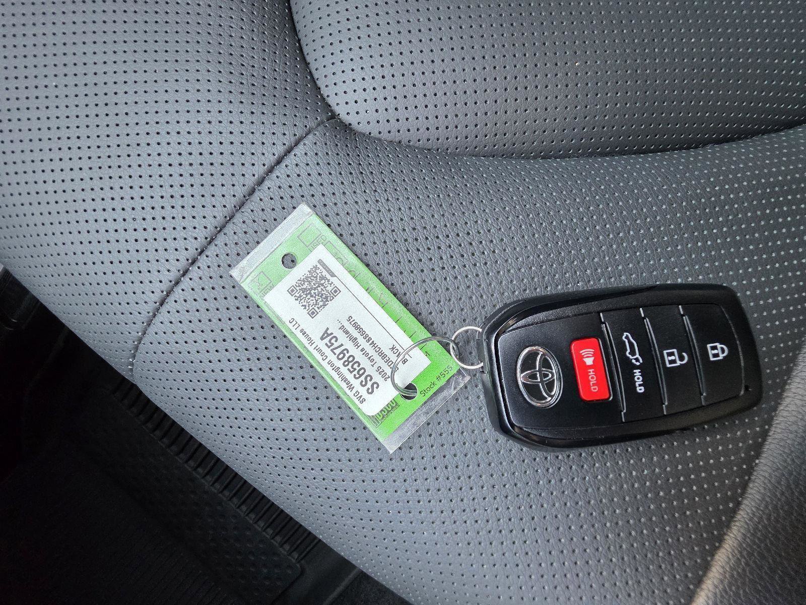 Used 2025 Toyota Highlander Platinum image 34