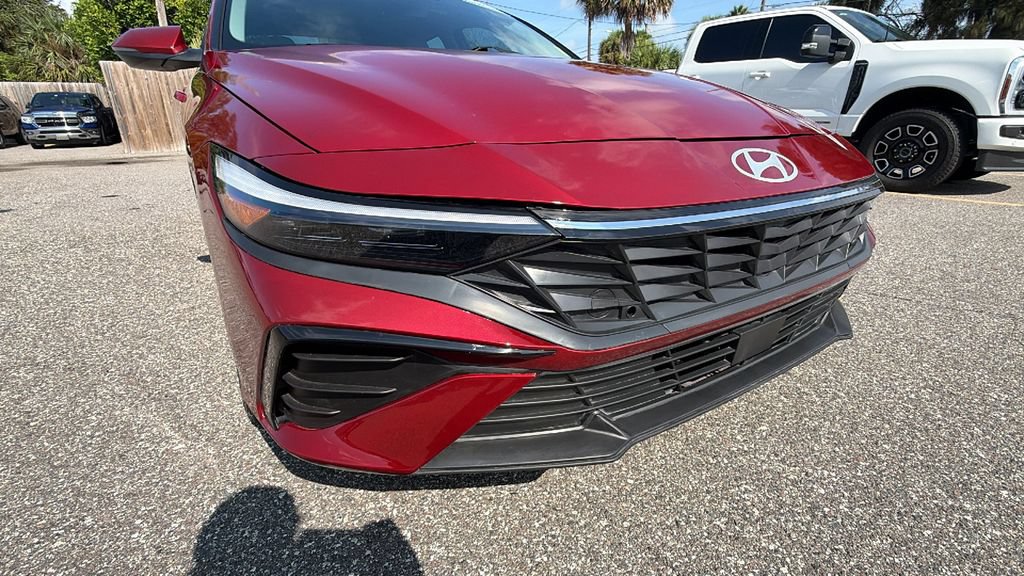 Used 2025 Hyundai Elantra Limited FWD image 9
