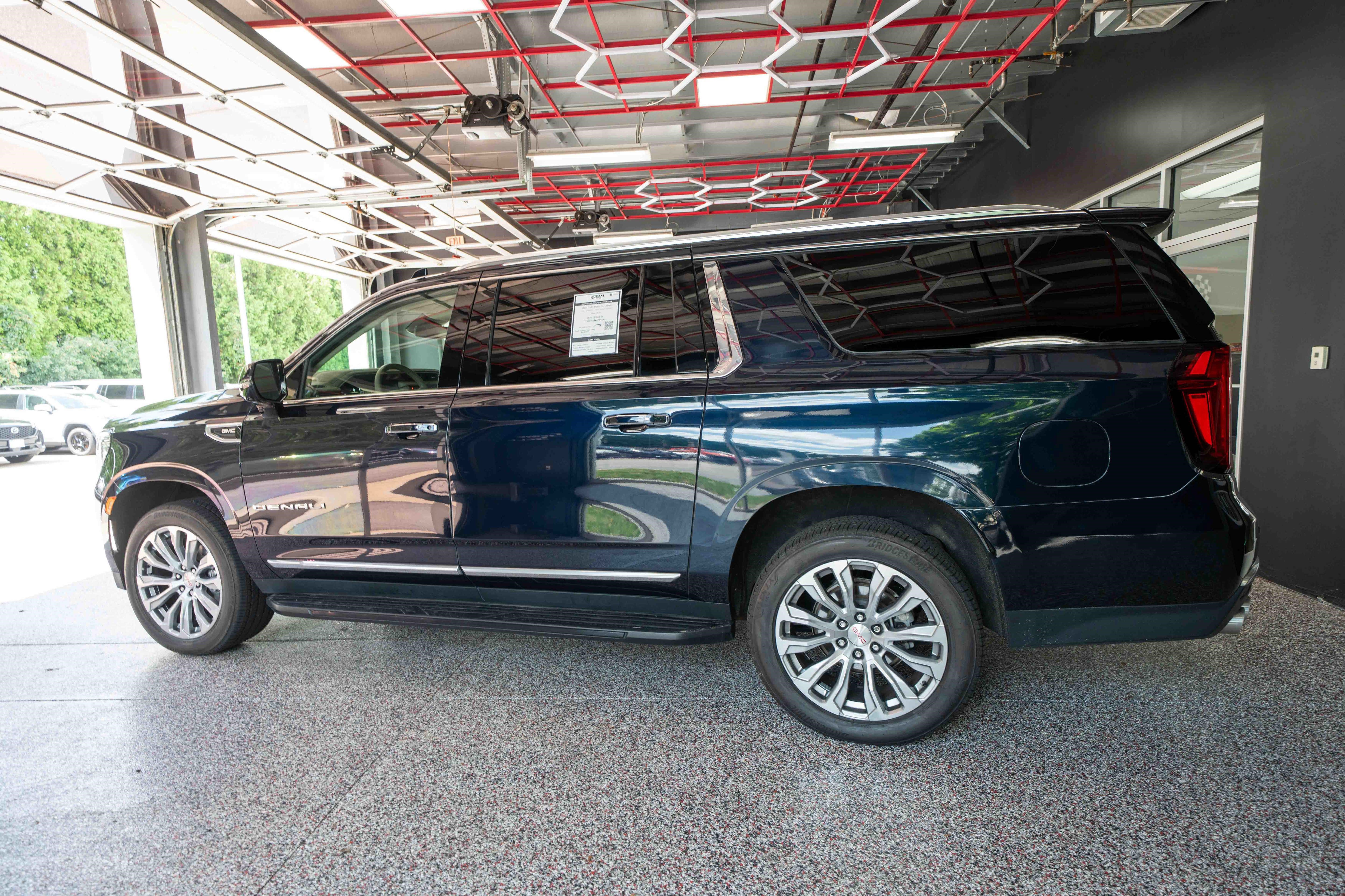 Used 2023 GMC Yukon XL Denali AWD/4WD image 2