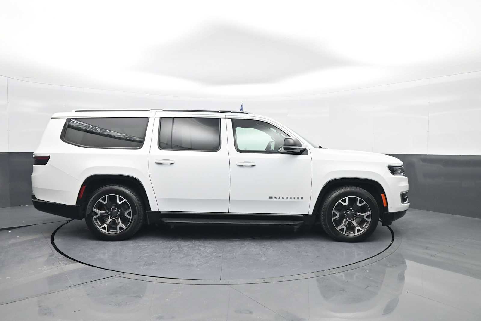 Used 2023 Jeep Wagoneer L Series III w/ Preferred Equipment Group image 9