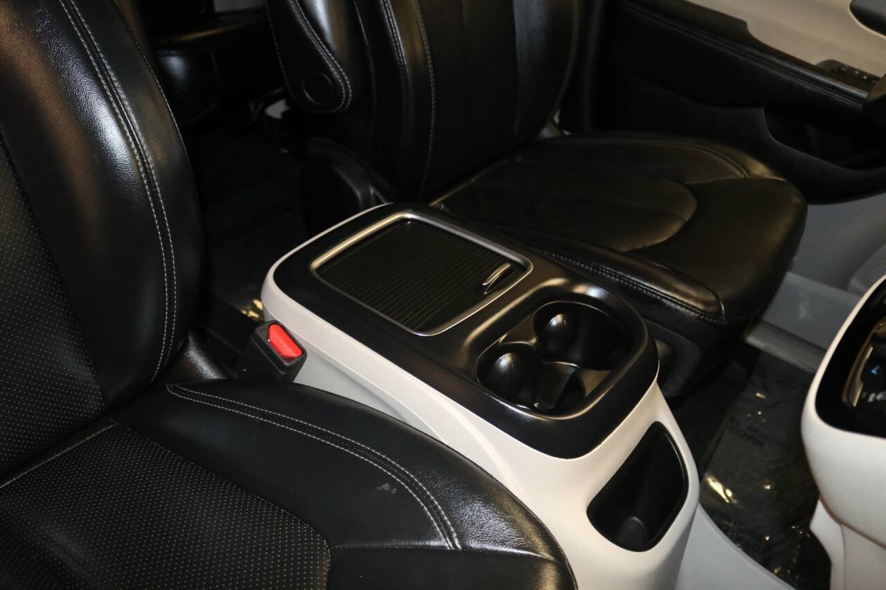 Used 2023 Chrysler Pacifica Touring-L image 97