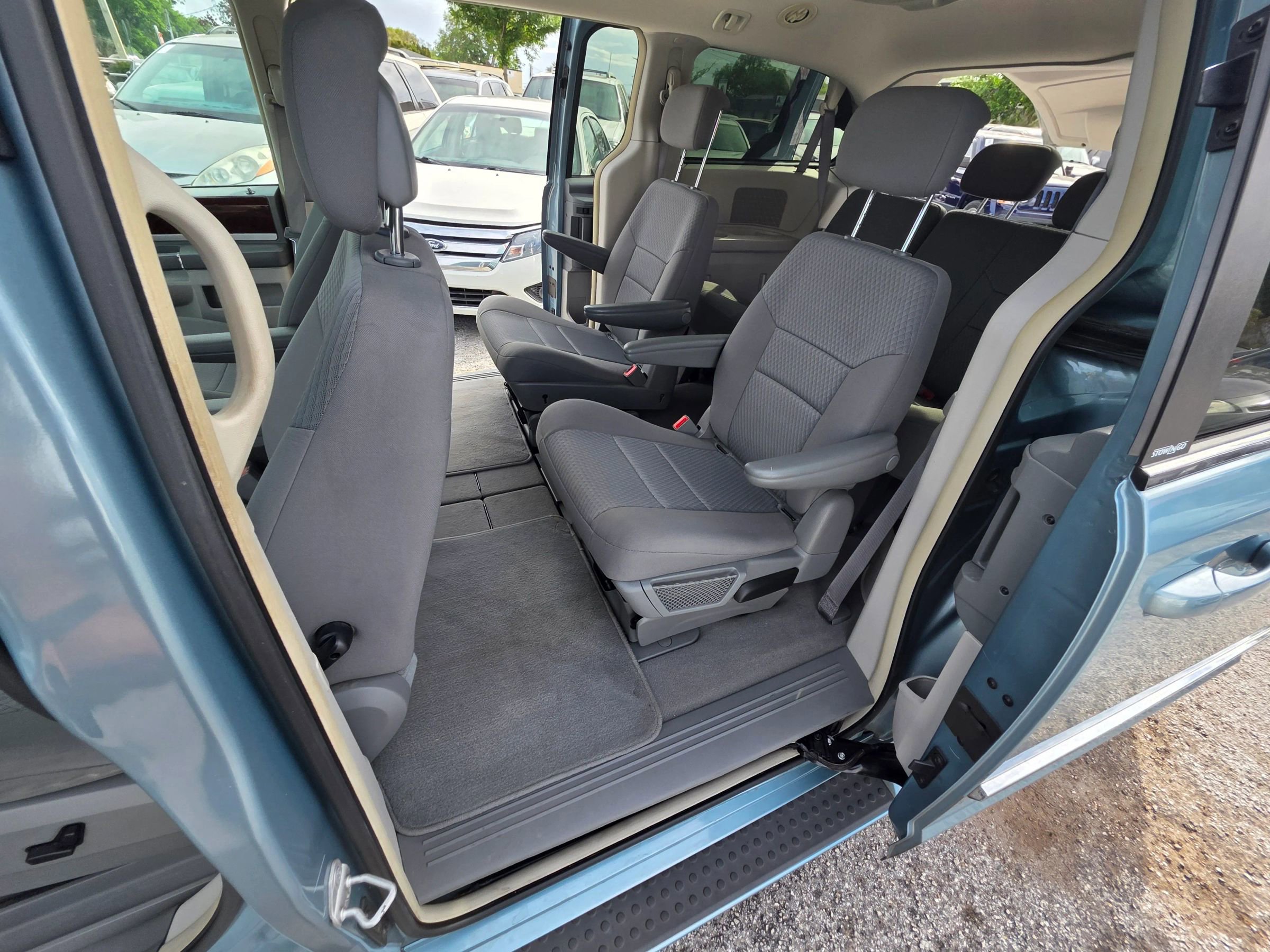 Used 2010 Chrysler Town & Country Touring FWD image 13