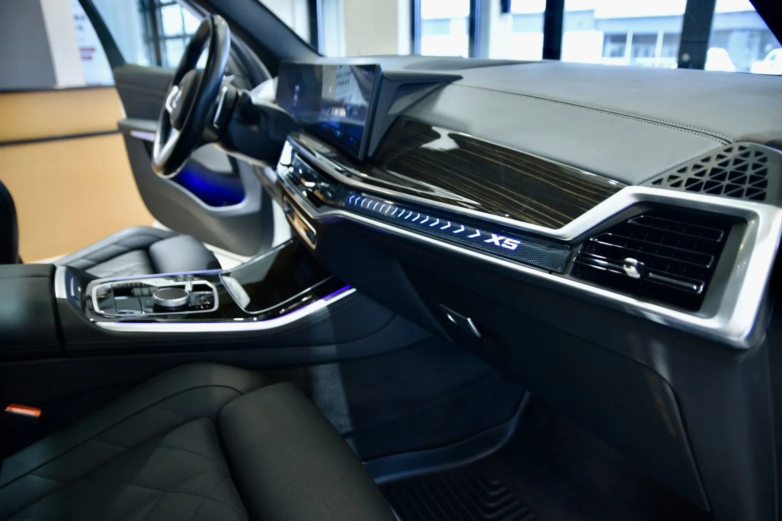 Used 2024 BMW X5 xDrive40i w/ M Sport Package image 28