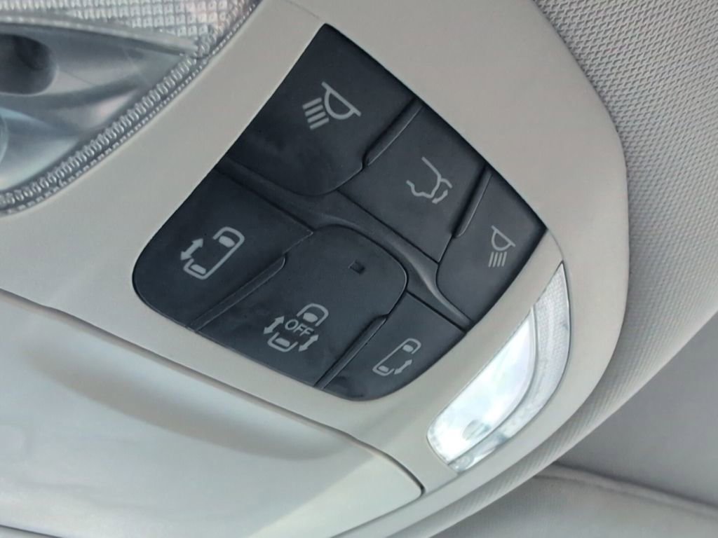 Used 2024 Chrysler Pacifica Touring-L image 39