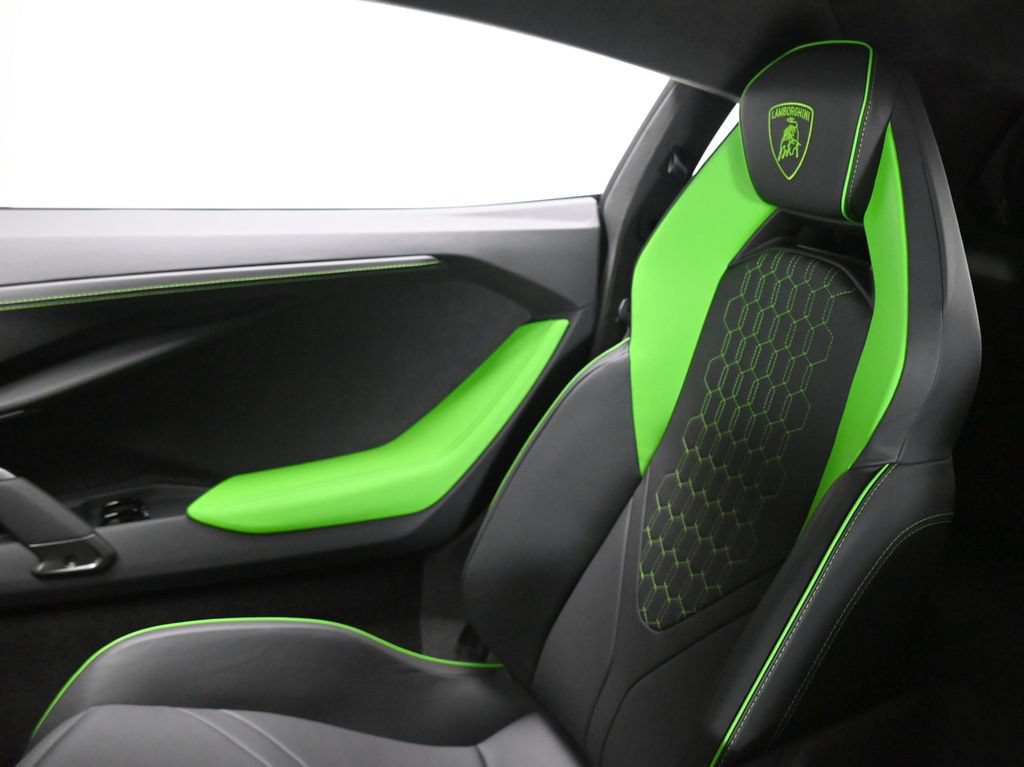 Used 2024 Lamborghini Revuelto AWD/4WD image 11