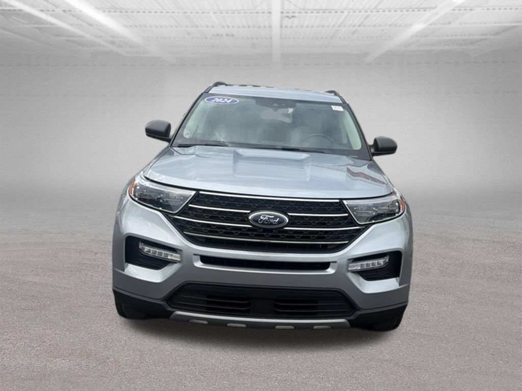 Used 2024 Ford Explorer XLT w/ Equipment Group 202A AWD/4WD image 3