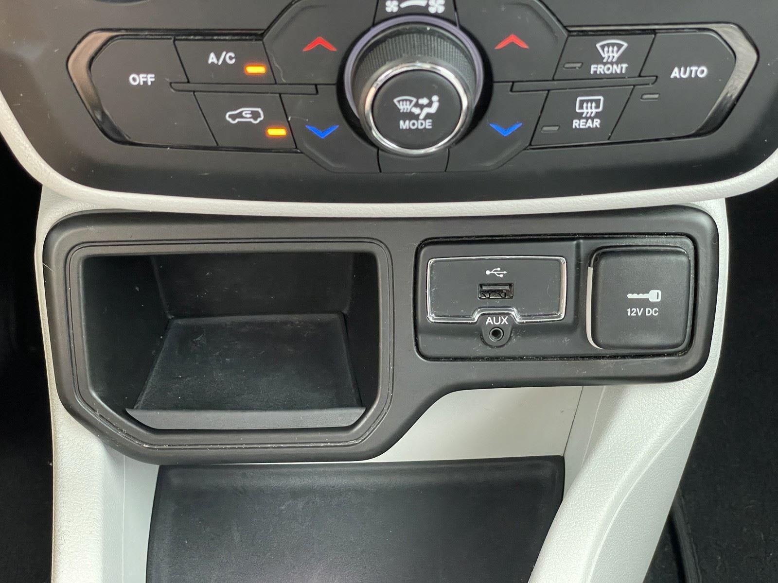 Used 2018 Jeep Renegade Limited w/ UConnect 8.4 Nav Group FWD image 28