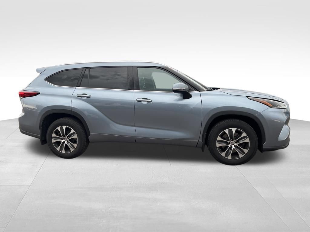 Used 2021 Toyota Highlander XLE image 2