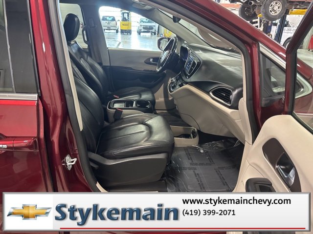 Used 2019 Chrysler Pacifica Touring-L image 16
