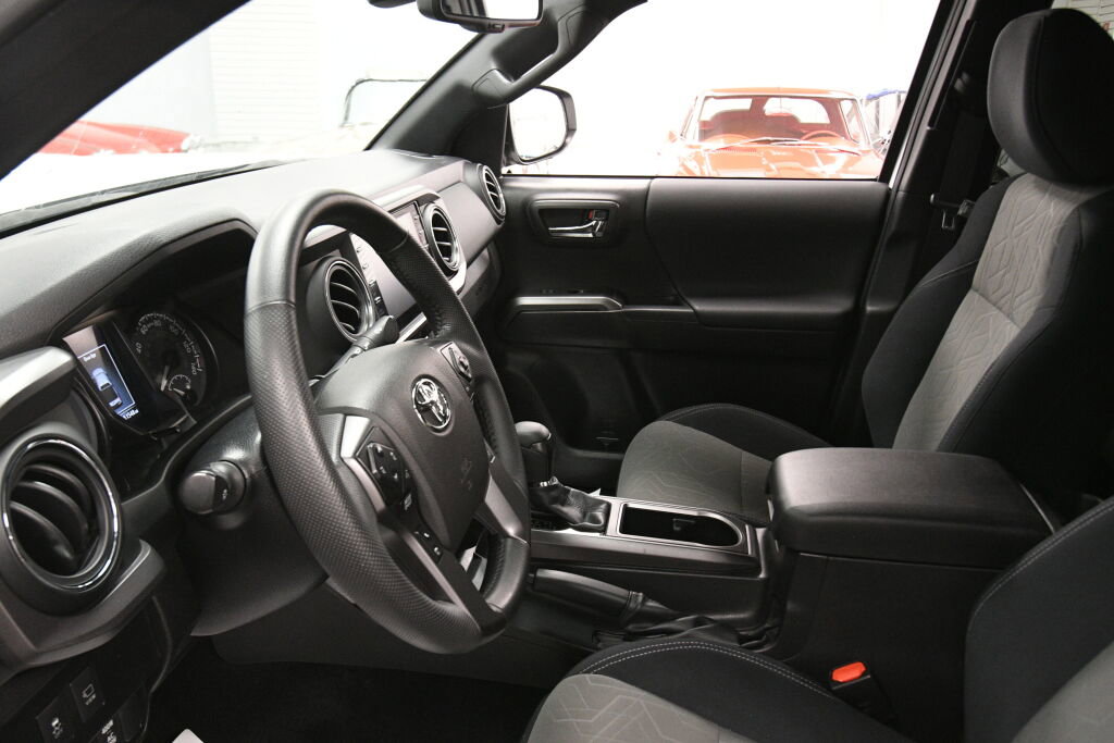 Used 2023 Toyota Tacoma TRD Sport w/ Advanced Technology Package AWD/4WD image 19