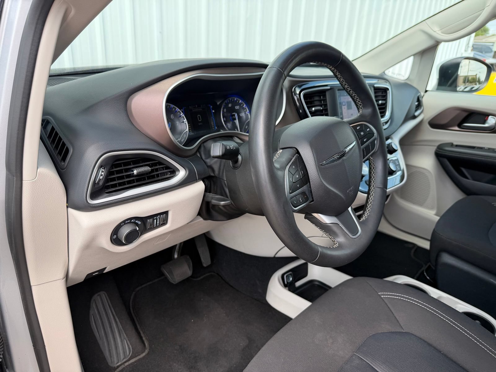 Used 2023 Chrysler Voyager LX FWD image 17