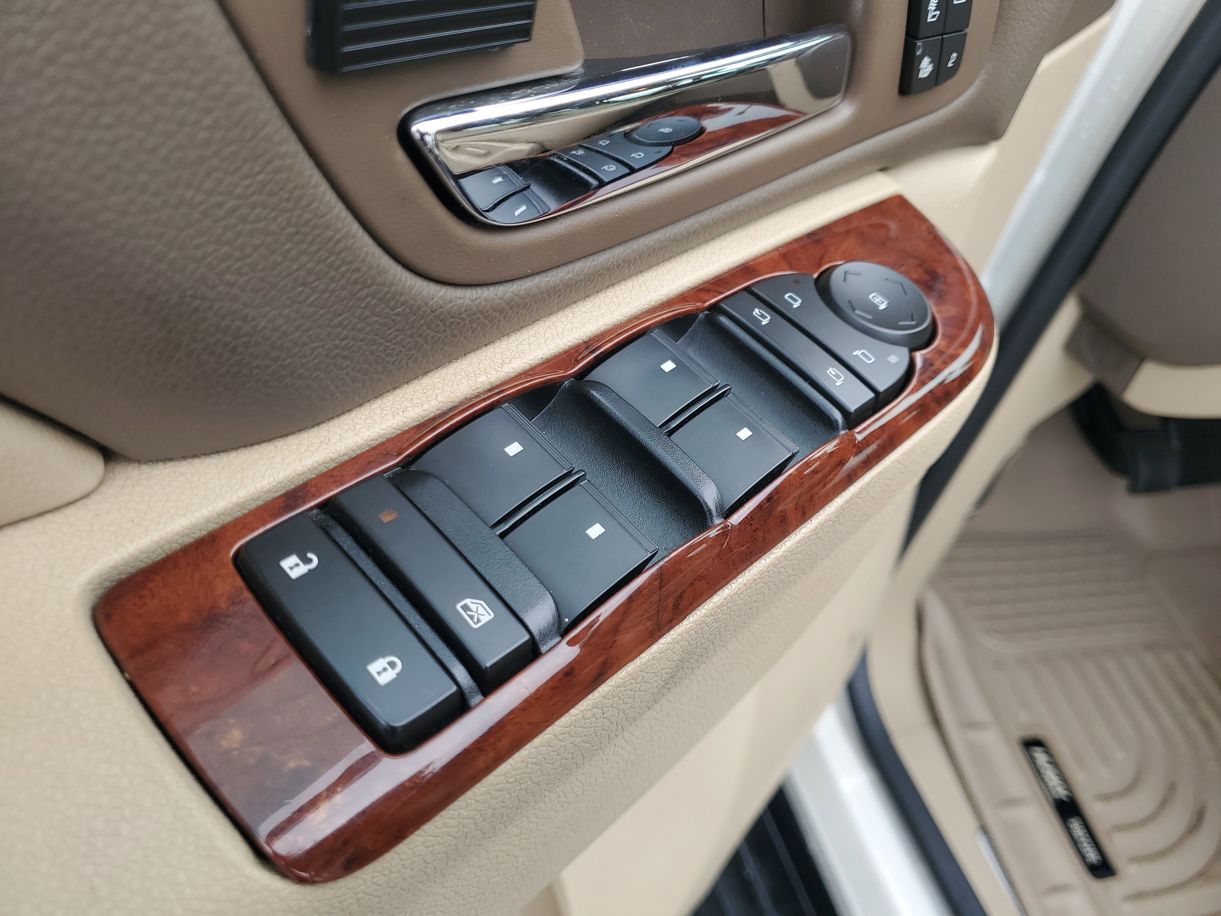 Used 2011 Chevrolet Suburban LTZ image 11