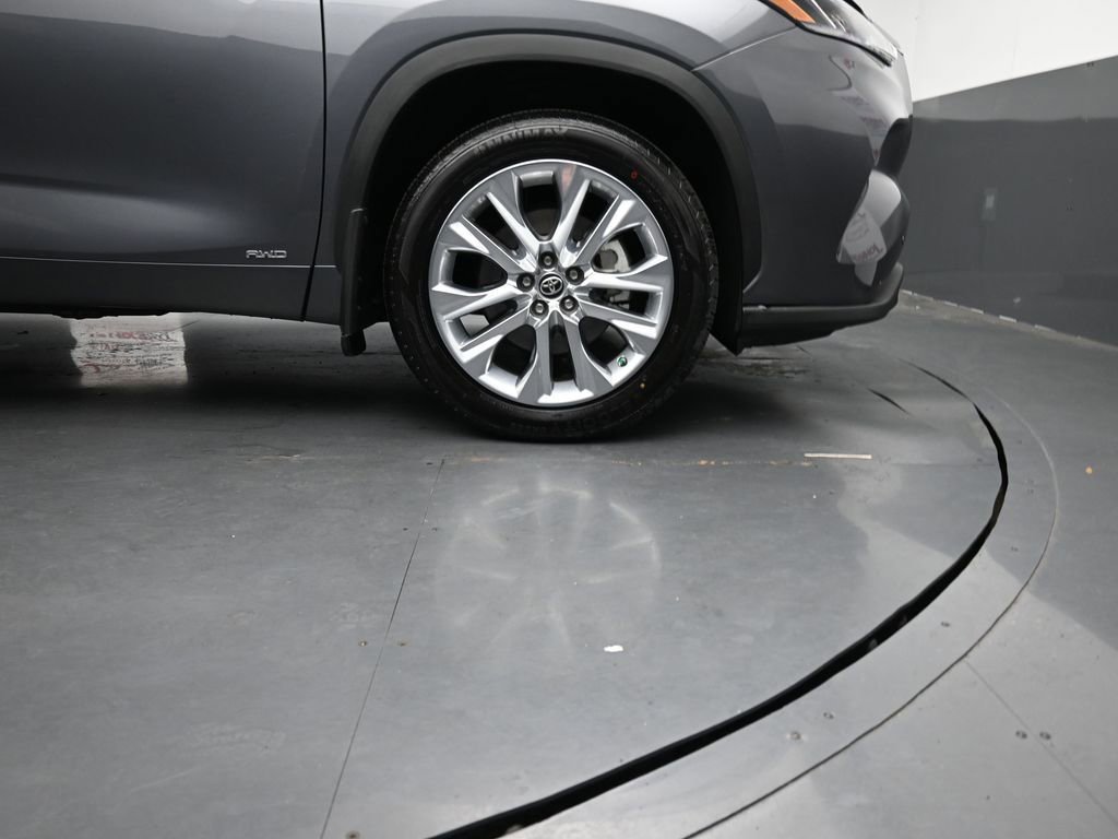 Used 2024 Toyota Highlander Limited AWD/4WD image 11