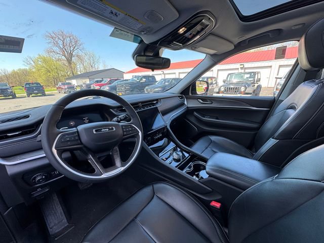 Used 2023 Jeep Grand Cherokee Limited w/ Black Appearance Package AWD/4WD image 40