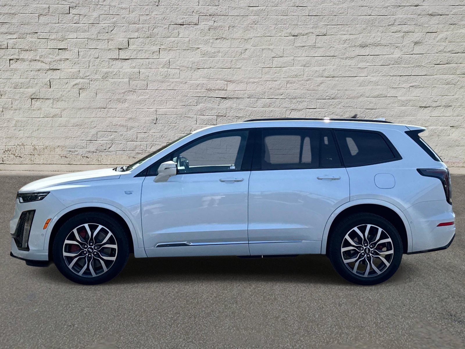 Used 2023 Cadillac XT6 Sport w/ Platinum Package AWD/4WD image 2