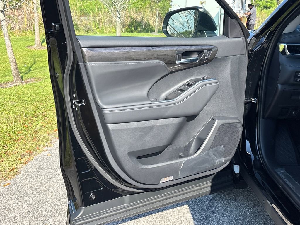 New 2026 Toyota Highlander Platinum image 26