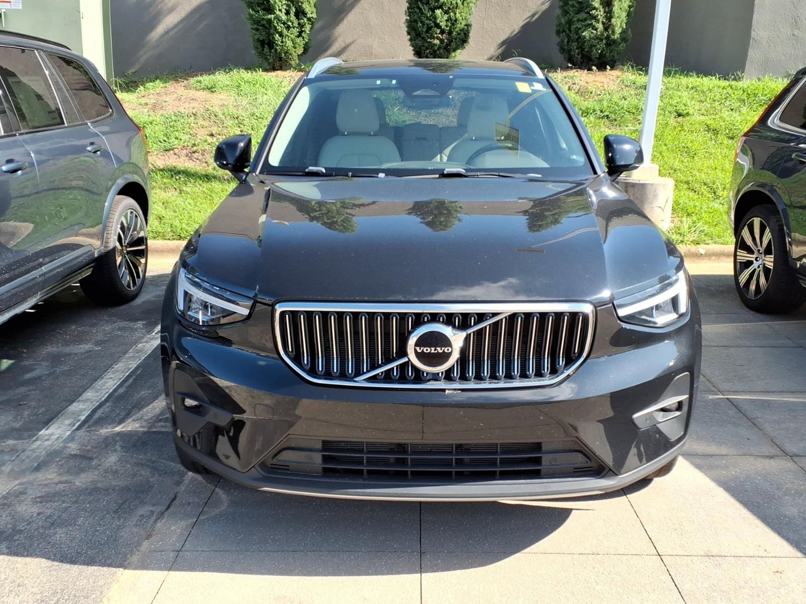 Used 2023 Volvo XC40 B5 Plus w/ Protection Package Premier AWD/4WD image 3