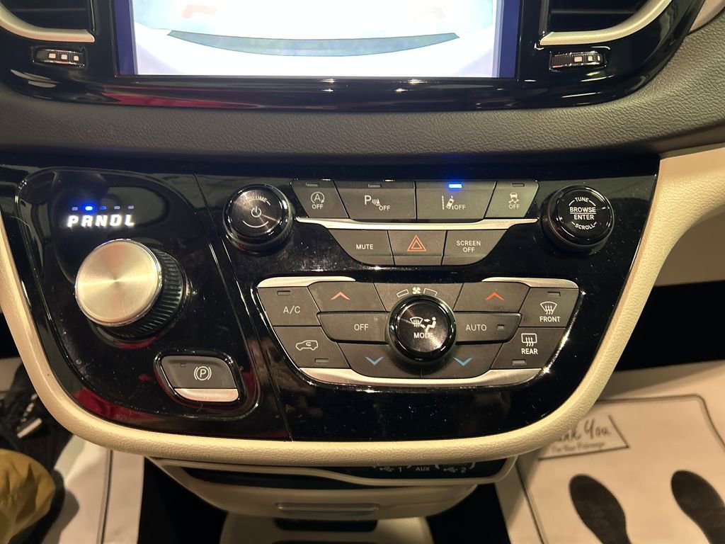 Used 2024 Chrysler Pacifica Touring-L FWD image 19