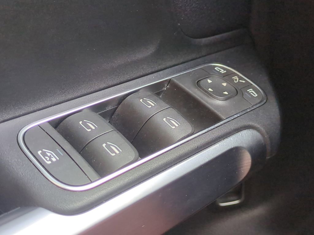Used 2023 Mercedes-Benz EQB 300 4MATIC image 26