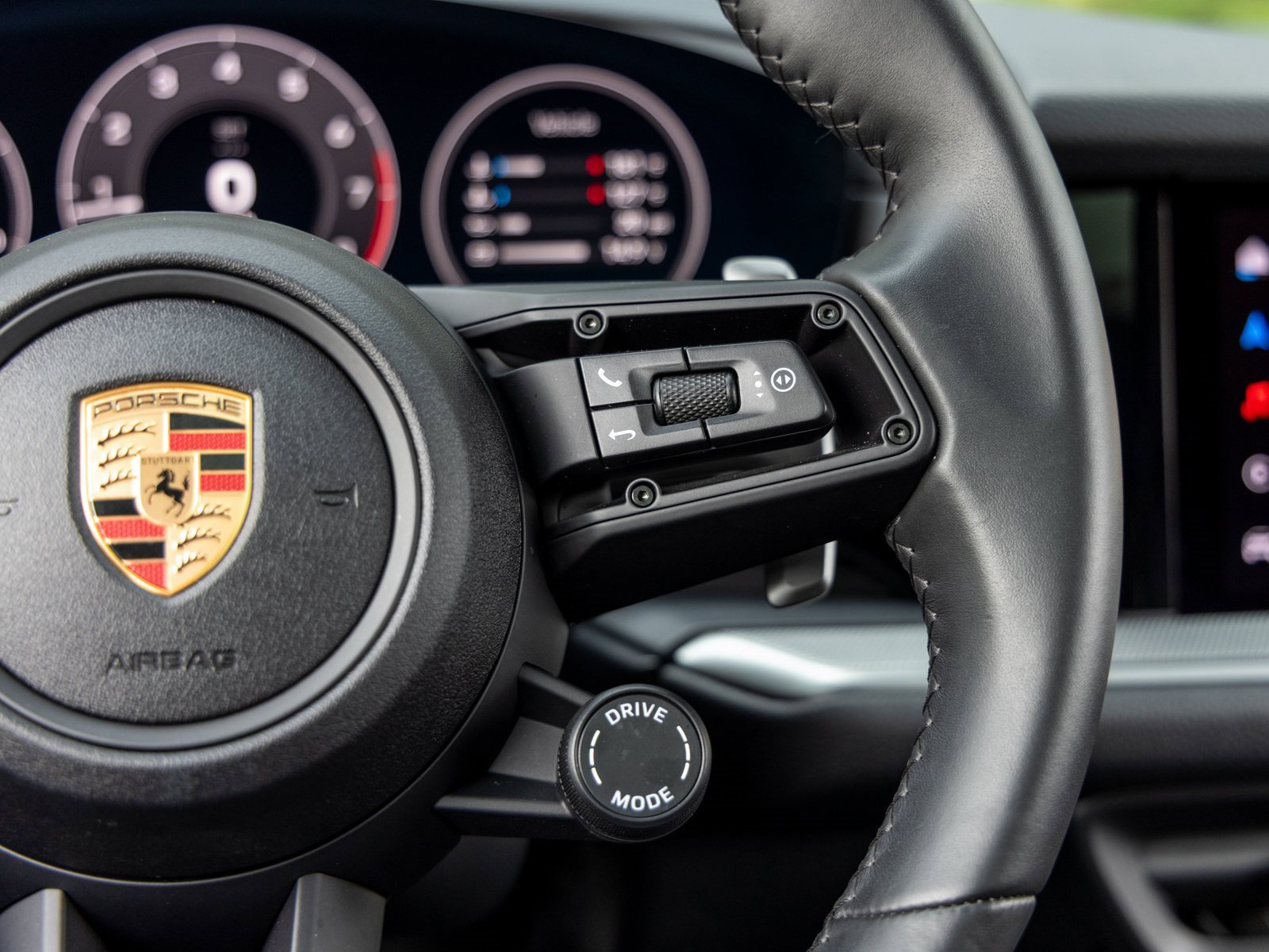 Certified 2025 Porsche Cayenne image 32