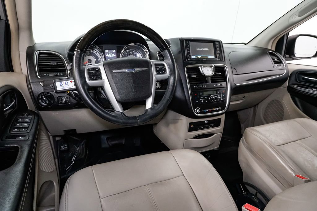Used 2013 Chrysler Town & Country Limited image 13