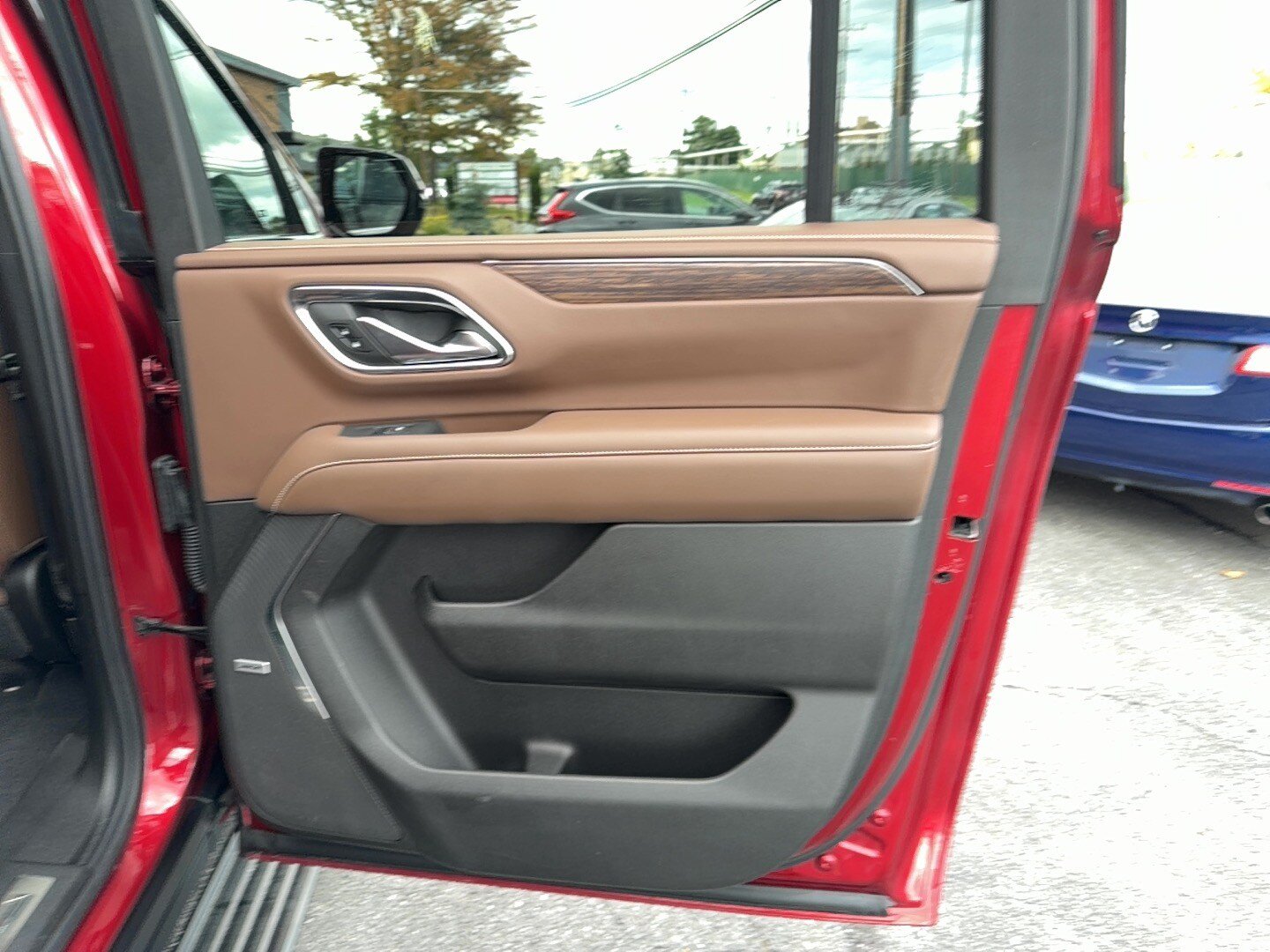 Used 2022 Chevrolet Suburban High Country w/ LPO, Illumination Package AWD/4WD image 28