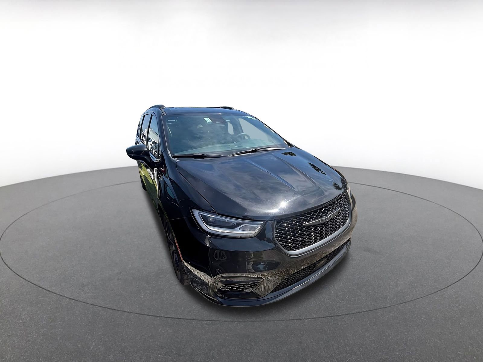 Used 2025 Chrysler Pacifica Limited image 2