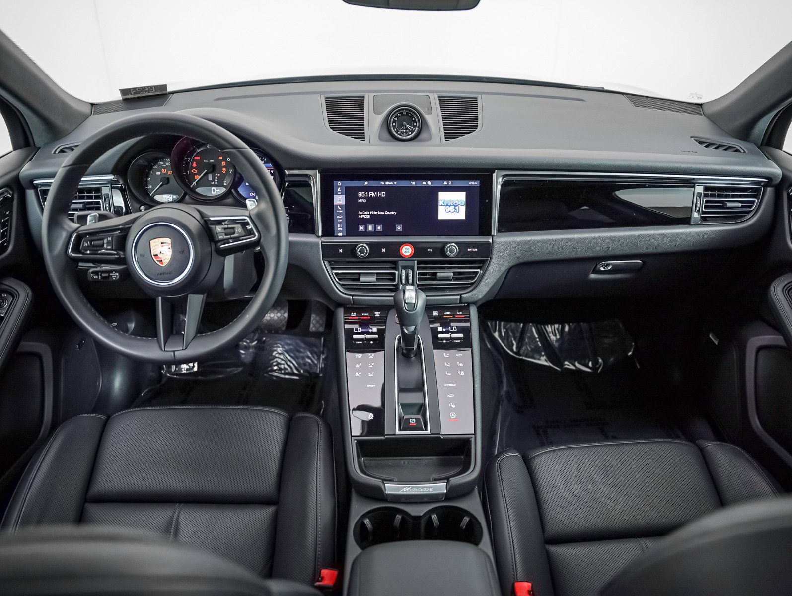 Certified 2025 Porsche Macan AWD/4WD image 15