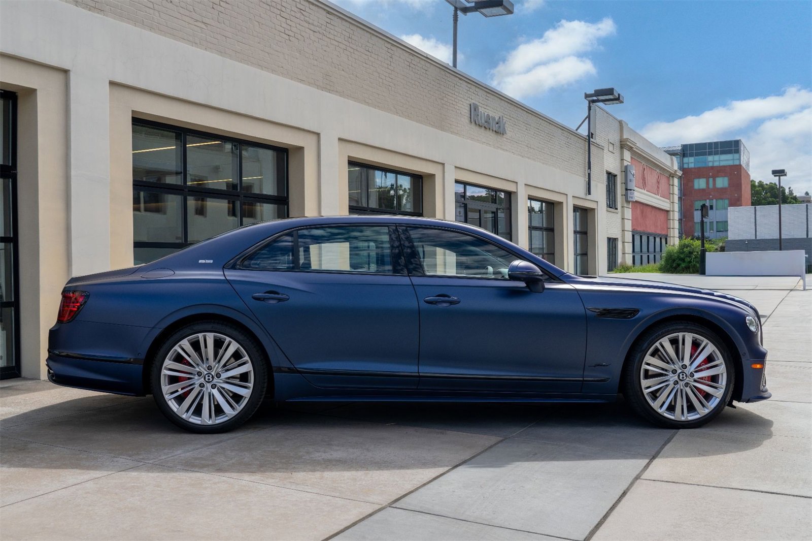 Used 2025 Bentley Flying Spur Plug-In Hybrid image 32