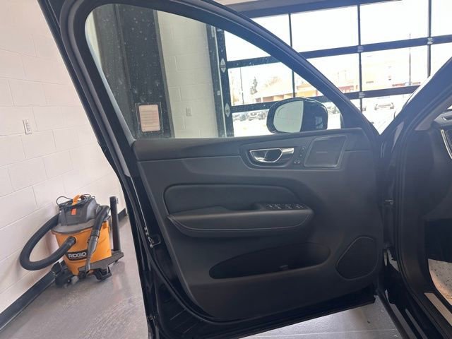 Used 2023 Volvo XC60 B5 Ultimate w/ Climate Package image 12