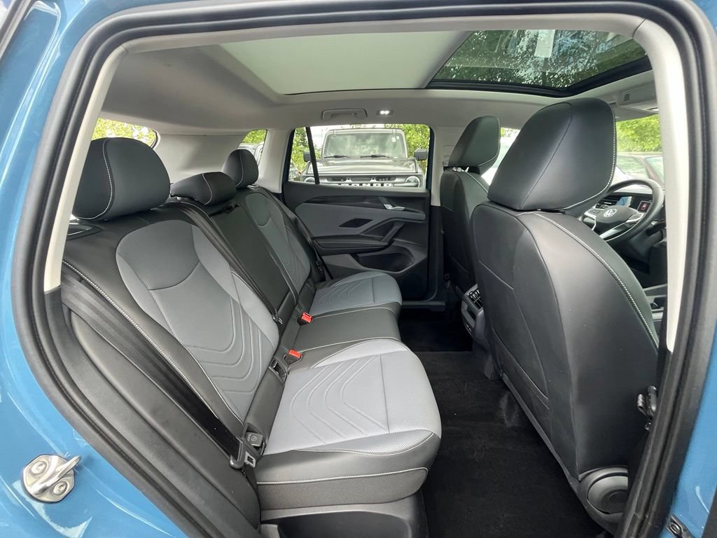 Certified 2025 Volkswagen Tiguan SE w/ Panoramic Sunroof Package AWD/4WD image 27
