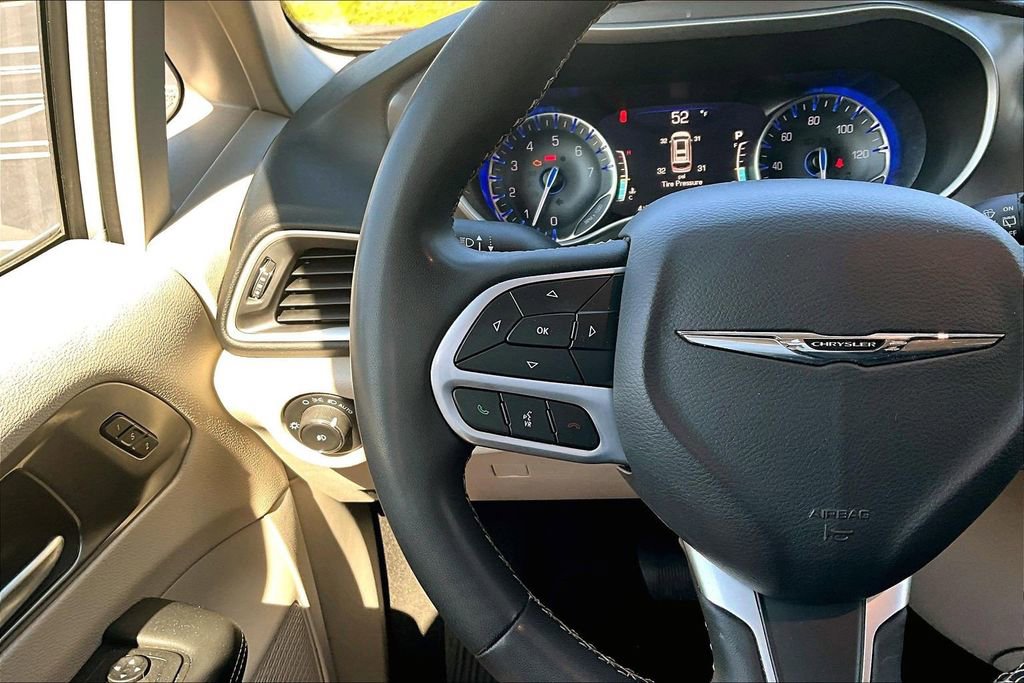 Used 2023 Chrysler Pacifica Touring-L image 11