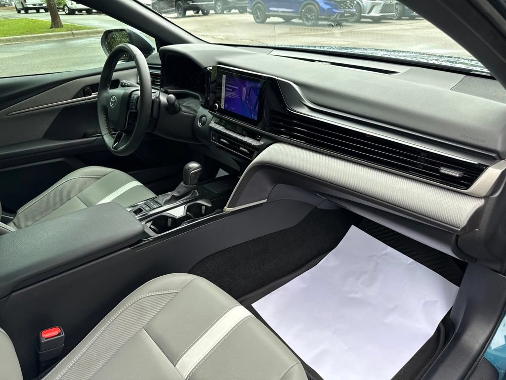 Used 2025 Toyota Camry Hybrid FWD image 10