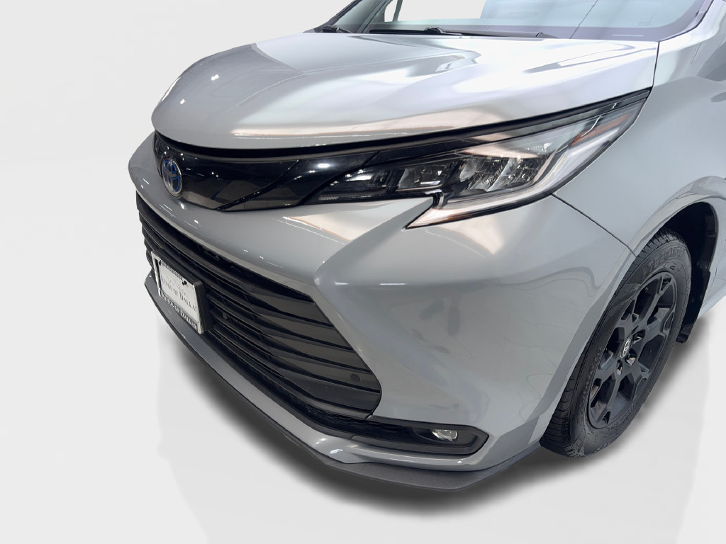 Used 2025 Toyota Sienna XLE Woodland Edition AWD/4WD image 18